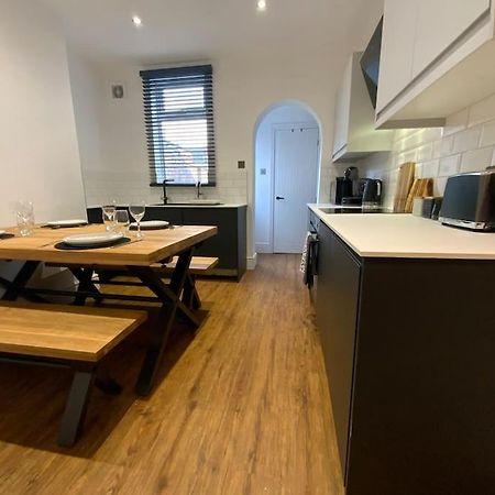 Centrally Located To The City Of Lincoln Buitenkant foto