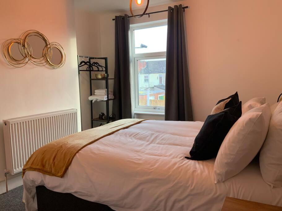 Centrally Located To The City Of Lincoln Buitenkant foto
