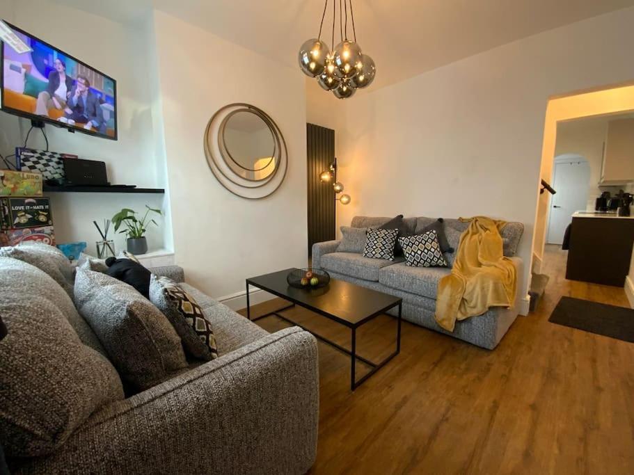 Centrally Located To The City Of Lincoln Buitenkant foto