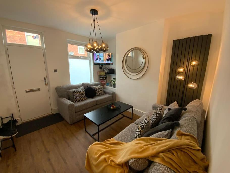 Centrally Located To The City Of Lincoln Buitenkant foto